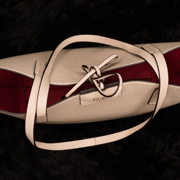 Guess - Picture 4 of 5